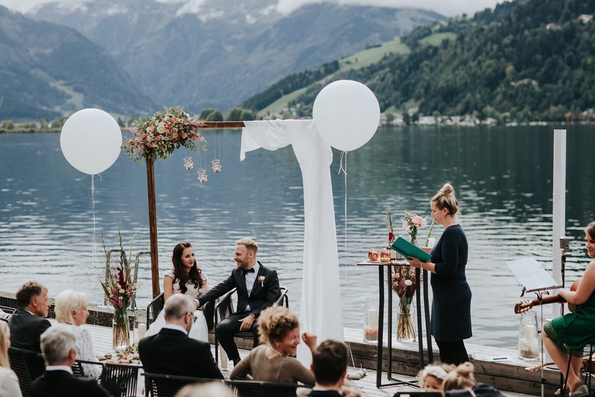 Hochzeitslocation: Lasst euch direkt am Zeller See trauen. Das Seehotel Bellevue stellt die perfekte Location zur Verfügung. - Seehotel Bellevue****s