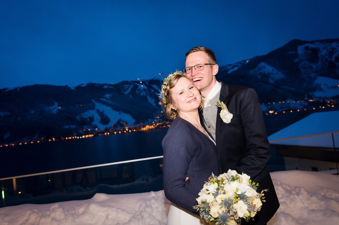 Hochzeit: Das Bellevue eignet sich ideal für Winterhochzeiten vor verschneiter Kulisse und Blick auf Zell am See. - Seehotel Bellevue****s