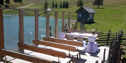 Hochzeit - Parkplatz: Busparkplatz - Passail - Bei perfektem Wetter kann eine Trauung mit kleiner Gesellschaft unter freiem Himmel auf der Terrasse stattfinden. - Sommeralm Holdahüttn