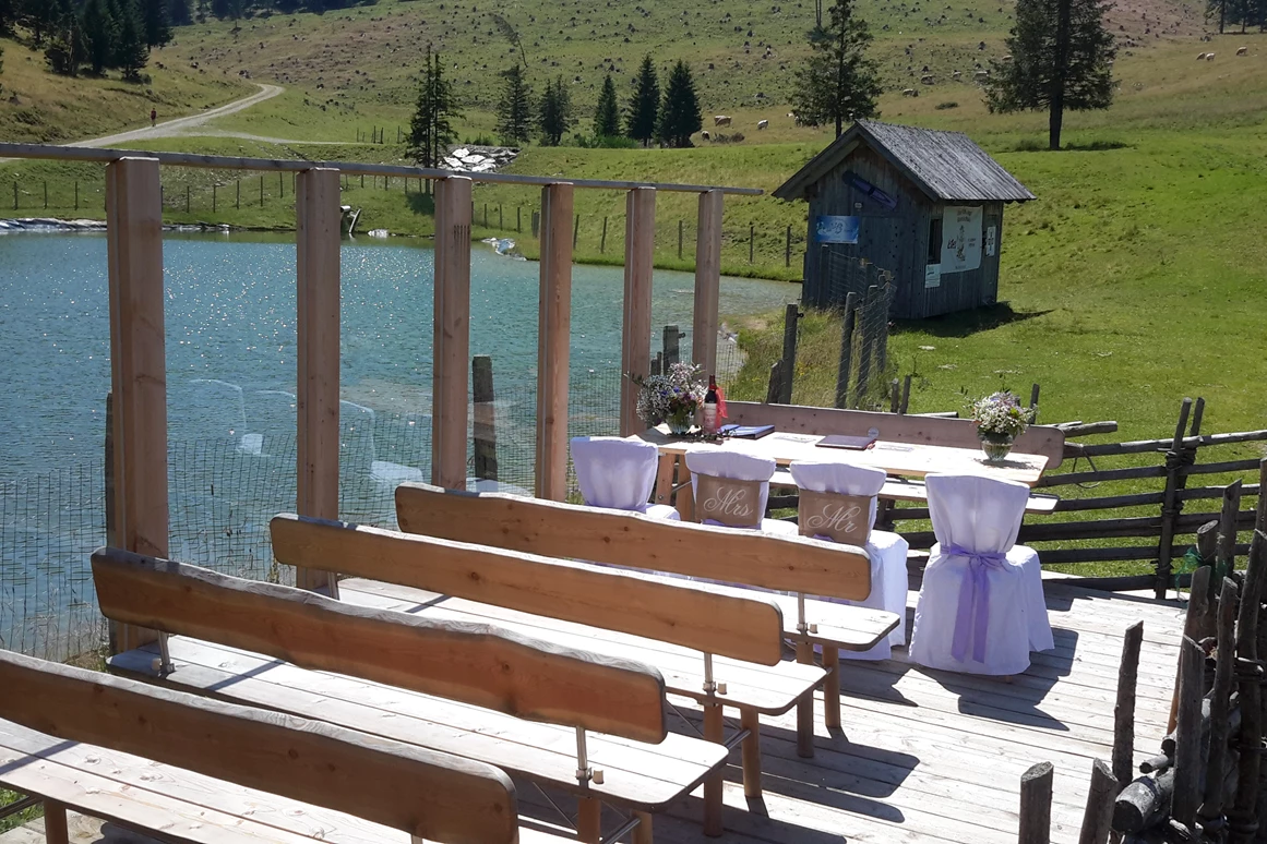 Hochzeit: Bei perfektem Wetter kann eine Trauung mit kleiner Gesellschaft unter freiem Himmel auf der Terrasse stattfinden. - Sommeralm Holdahüttn
