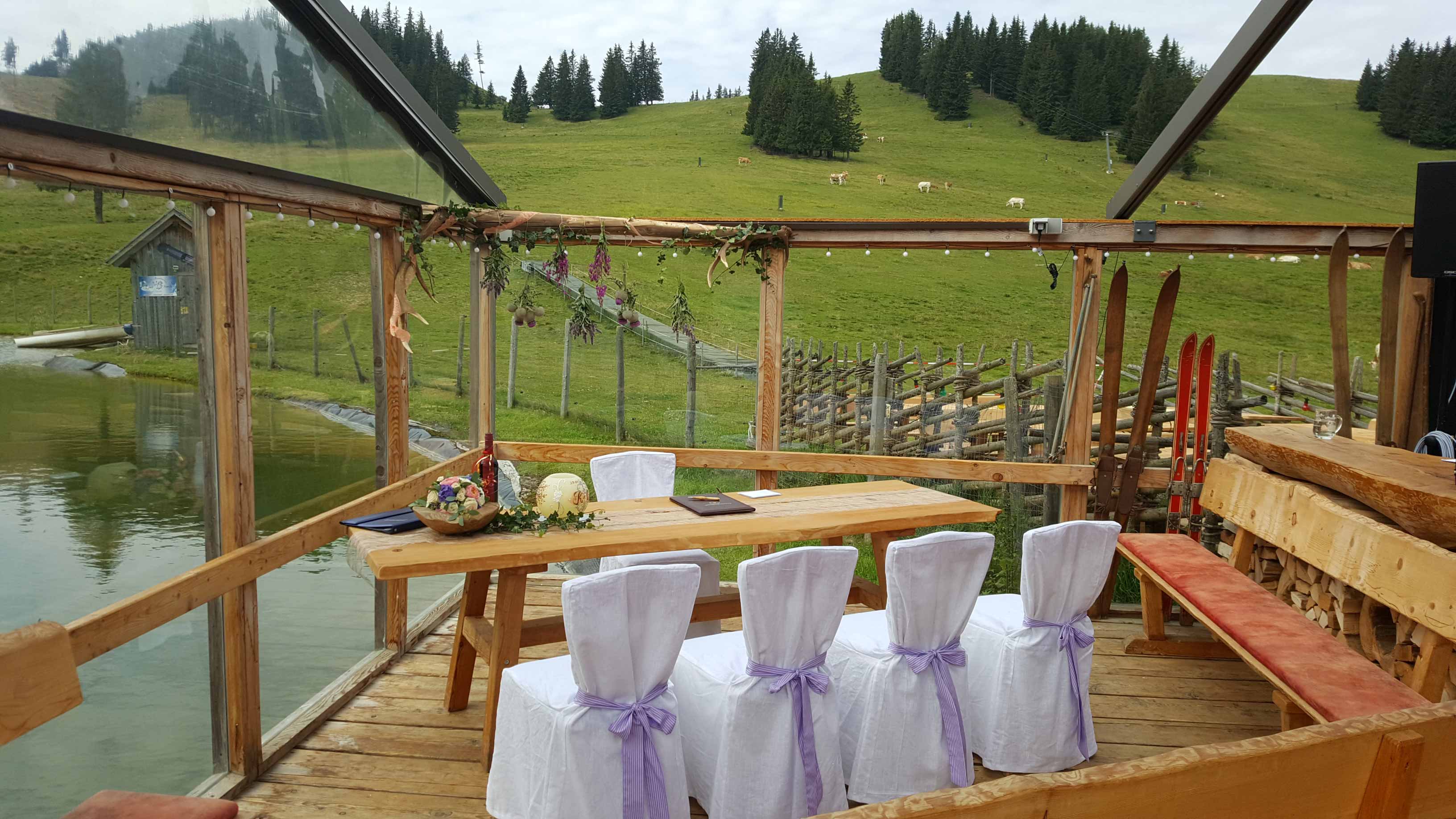 Wedding - Umgebung: am Land - Styria - Standesamtliche Trauung im Troatkostn bei der Holdahüttn auf der Sommeralm. Unter freiem Himmel, vor dem Teich und mit Kühen als Zaungästen. - Sommeralm Holdahüttn