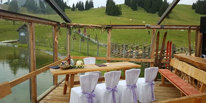 Hochzeit - Parkplatz: Busparkplatz - Passail - Standesamtliche Trauung im Troatkostn bei der Holdahüttn auf der Sommeralm. Unter freiem Himmel, vor dem Teich und mit Kühen als Zaungästen. - Sommeralm Holdahüttn