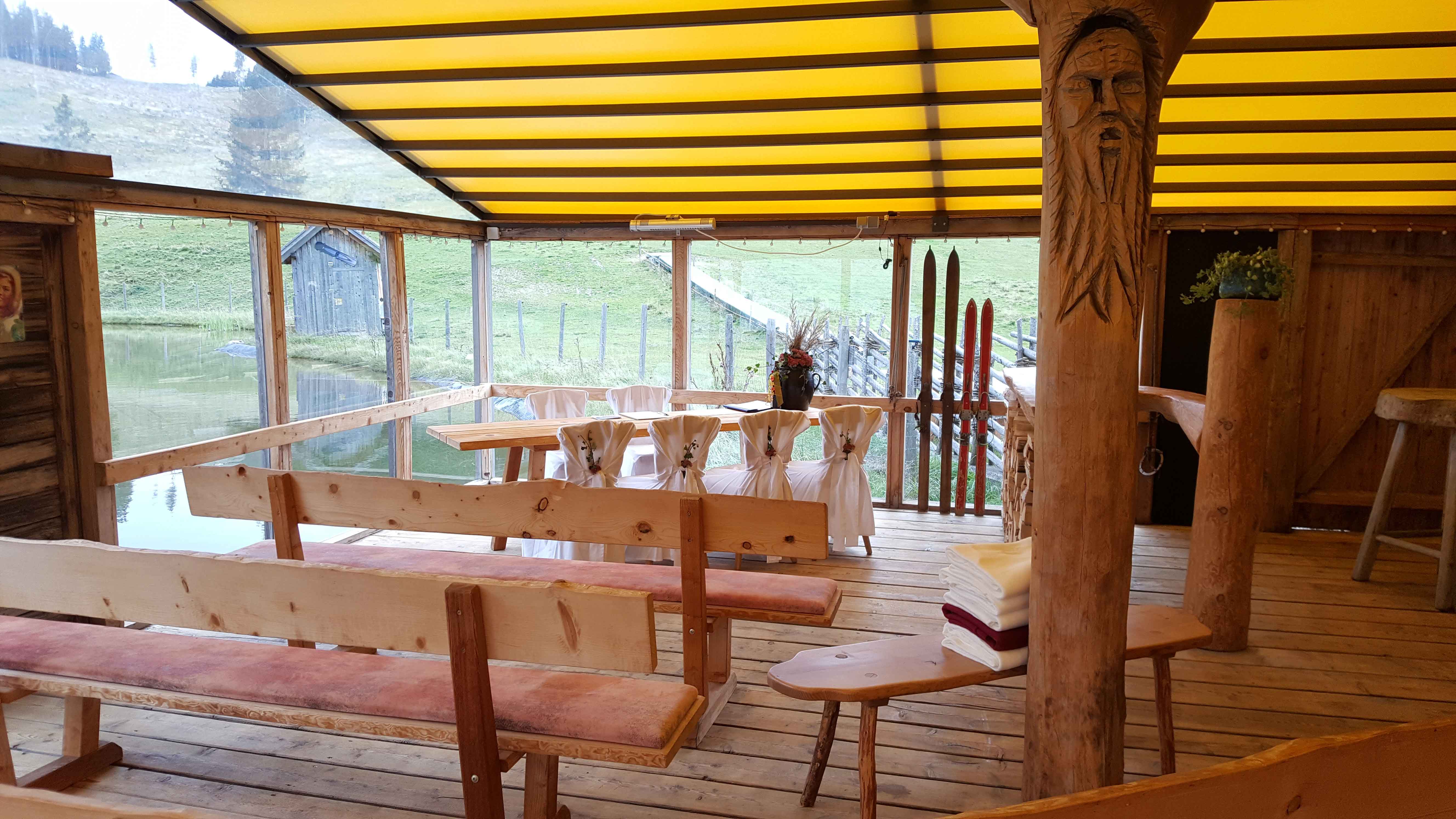 Wedding - Umgebung: am Land - Styria - Bei unsicherer Witterung kann das Dach geschlossen werden. - Sommeralm Holdahüttn