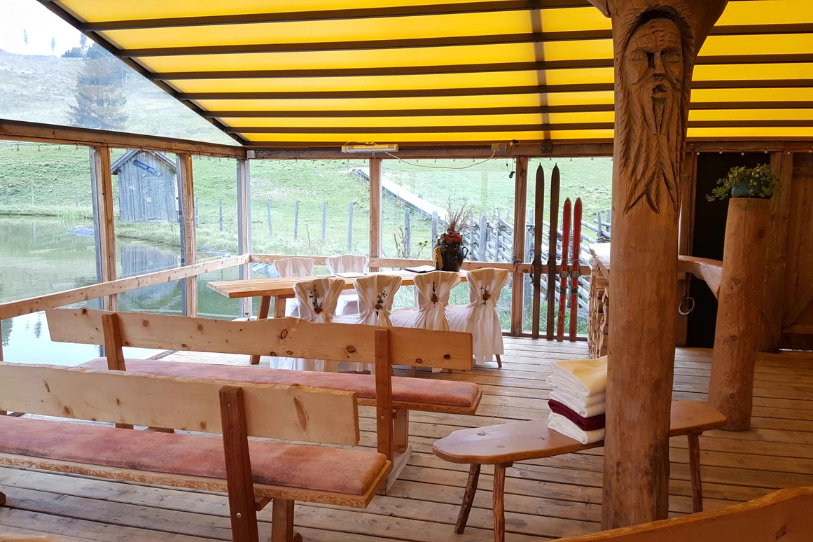 Hochzeit: Bei unsicherer Witterung kann das Dach geschlossen werden. - Sommeralm Holdahüttn