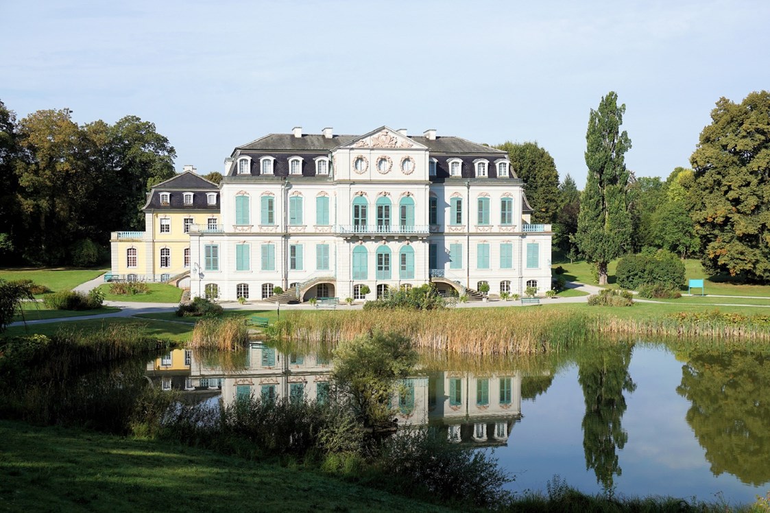 Hochzeit: Rokkoko - Schloss Wilhelmsthal mit Parkanlage - 1,5 km vom Hotel - ideal für wunderschöne Hochzeitsaufnahmen
 - Waldhotel Schäferberg