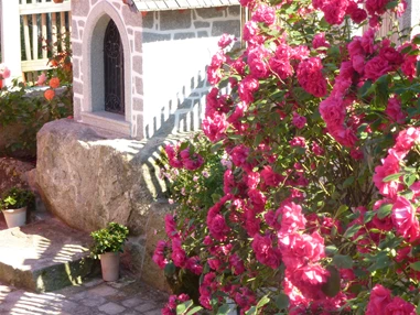 Hochzeit: Feiern Sie Ihren schönsten Tag im Leben beim Schmankerlwirt in Oberösterreich im neu gestalteten Rosengarten! In der wunderschön gestalteten neuen Gartenanlage werden Ihre Träume wahr. Hier geben Sie sich das "JA-WORT" unter freiem Himmel vor unserer schicken Hubertuskapelle. - Schmankerlwirt