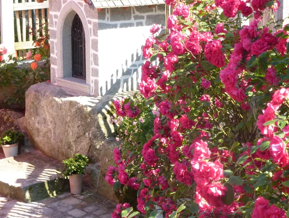 Hochzeit: Feiern Sie Ihren schönsten Tag im Leben beim Schmankerlwirt in Oberösterreich im neu gestalteten Rosengarten! In der wunderschön gestalteten neuen Gartenanlage werden Ihre Träume wahr. Hier geben Sie sich das "JA-WORT" unter freiem Himmel vor unserer schicken Hubertuskapelle. - Schmankerlwirt