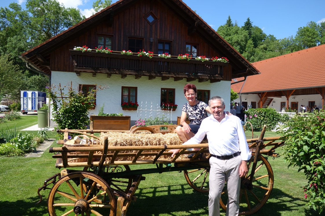 Hochzeit: Renate und Manfred Kienbauer am selbst renovierten Leiterwagen - auch als Fotomotiv verwendbar - Kienbauerhof