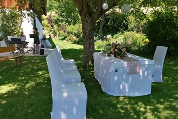 Hochzeit: Ein standesamtlicher Trauungstisch oder Zeremonientisch, sehr elegant, unter dem schattenspendenden Nussbaum hergerichtet.  - Kienbauerhof