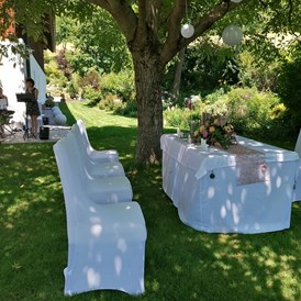 Hochzeit: Ein standesamtlicher Trauungstisch oder Zeremonientisch, sehr elegant, unter dem schattenspendenden Nussbaum hergerichtet.  - Kienbauerhof