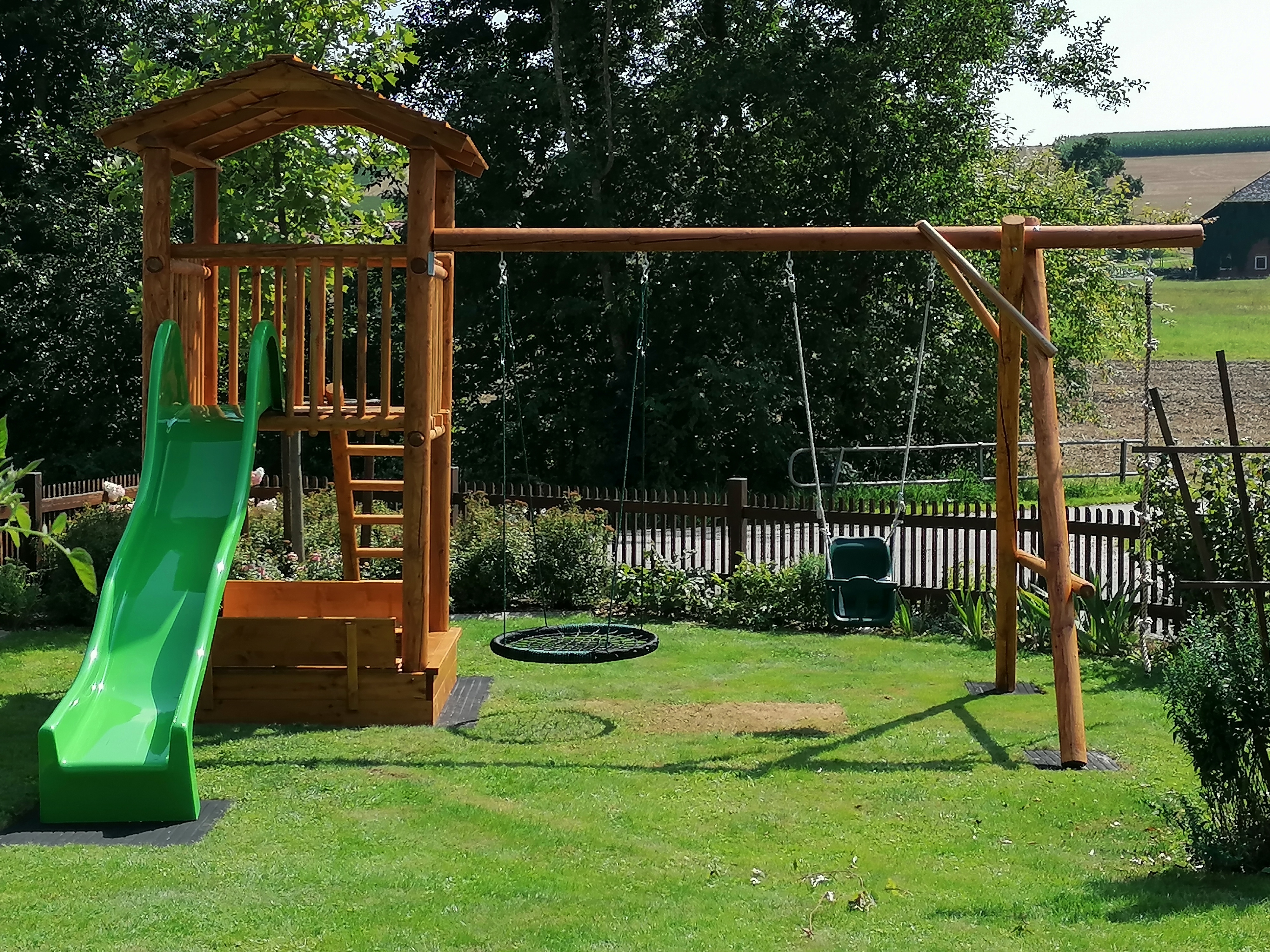 Hochzeit: eingezäunter Kinderspielplatz mit Sandkiste, Rutschturm, Kletterseil und 2 Schaukeln - Kienbauerhof