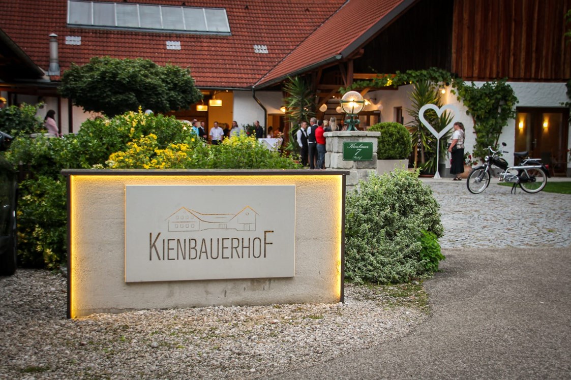 Hochzeit: Eingangsportal am Kienbauerhof - Kienbauerhof