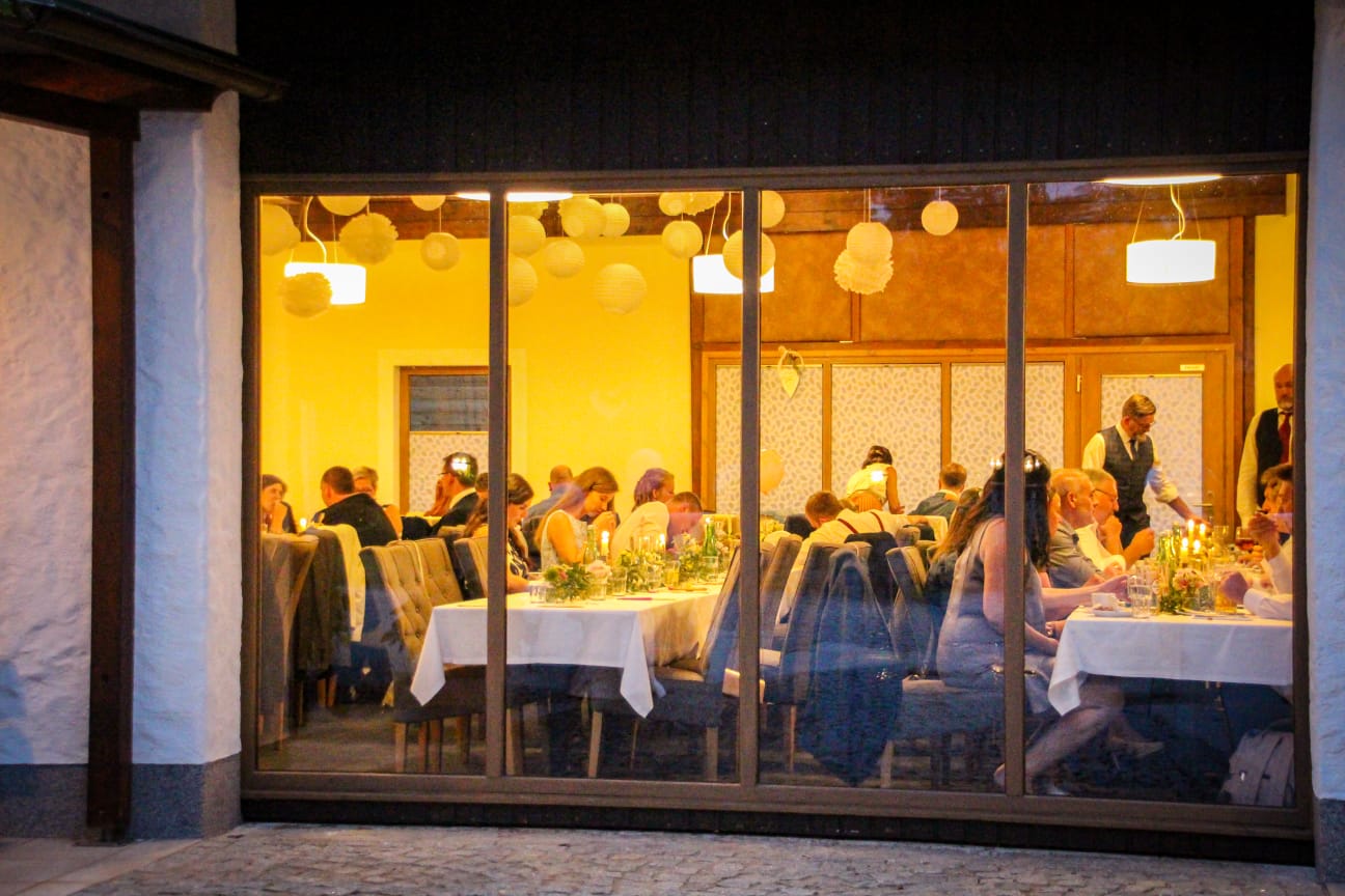 Hochzeit: Glasfront im Birkensaal in Richtung Innenhof - Kienbauerhof