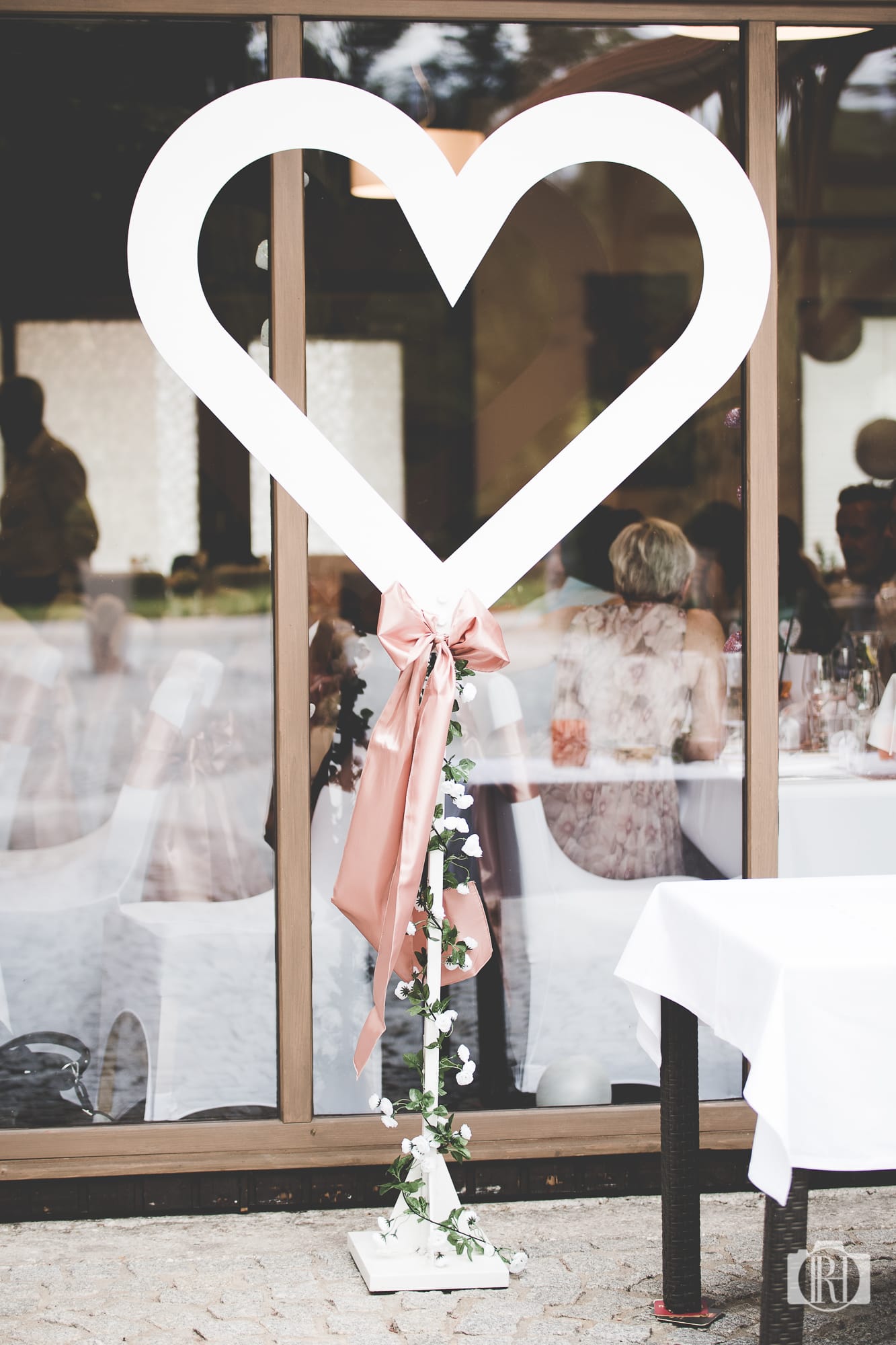 Hochzeit: weißes Stahlherz - auch als Fotomotiv verwendbar - Kienbauerhof