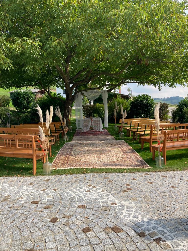 Hochzeit: mit Teppichen ausgelegter Trauungsort - Kienbauerhof