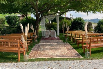 Hochzeit: mit Teppichen ausgelegter Trauungsort - Kienbauerhof