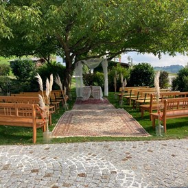 Hochzeit: mit Teppichen ausgelegter Trauungsort - Kienbauerhof