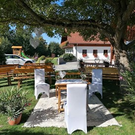 Hochzeit: Die Gartenanlage des Kienbauerhofes. - Kienbauerhof