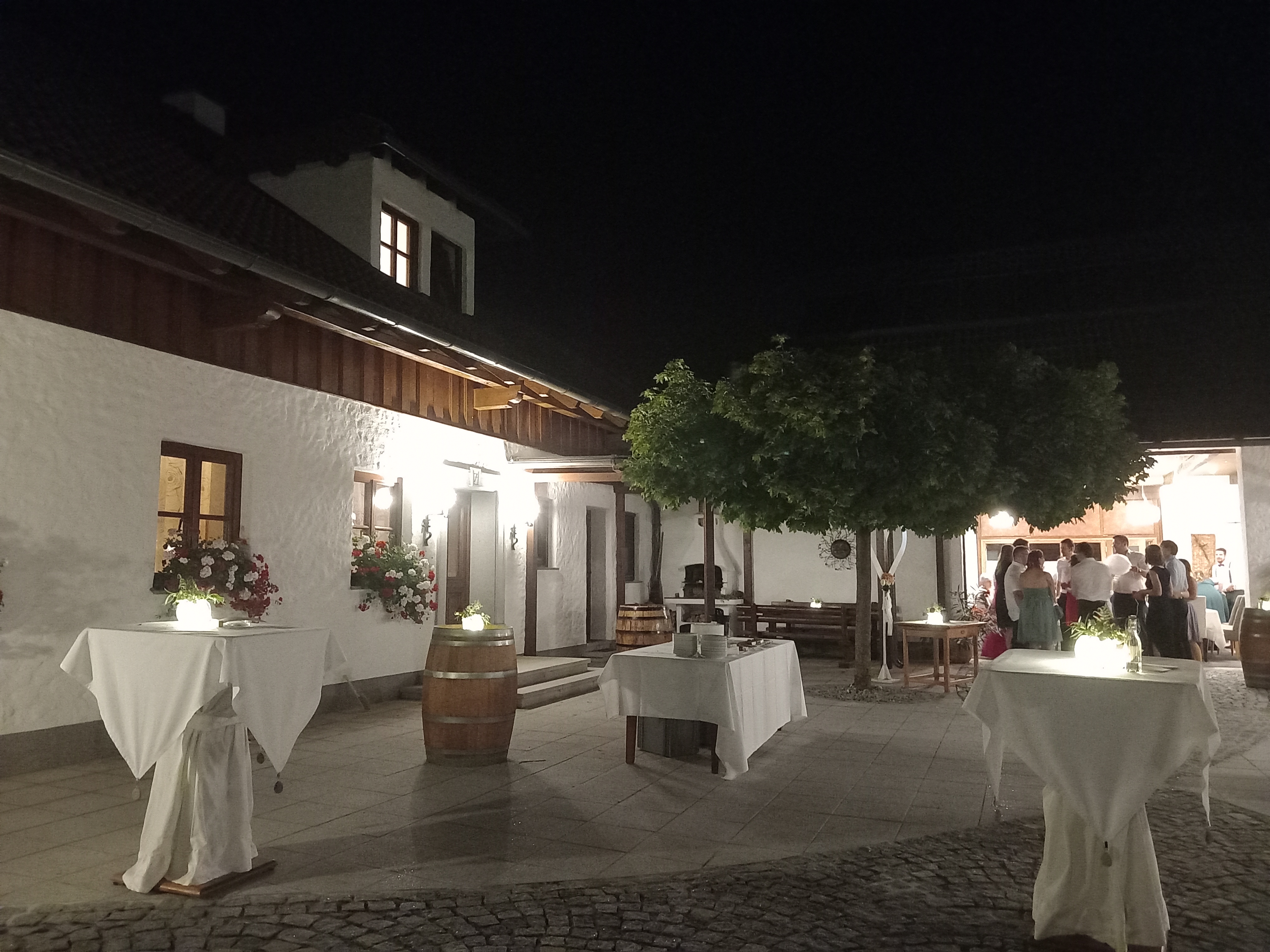 Hochzeitslocation: Innenhof bei Nacht - Kienbauerhof