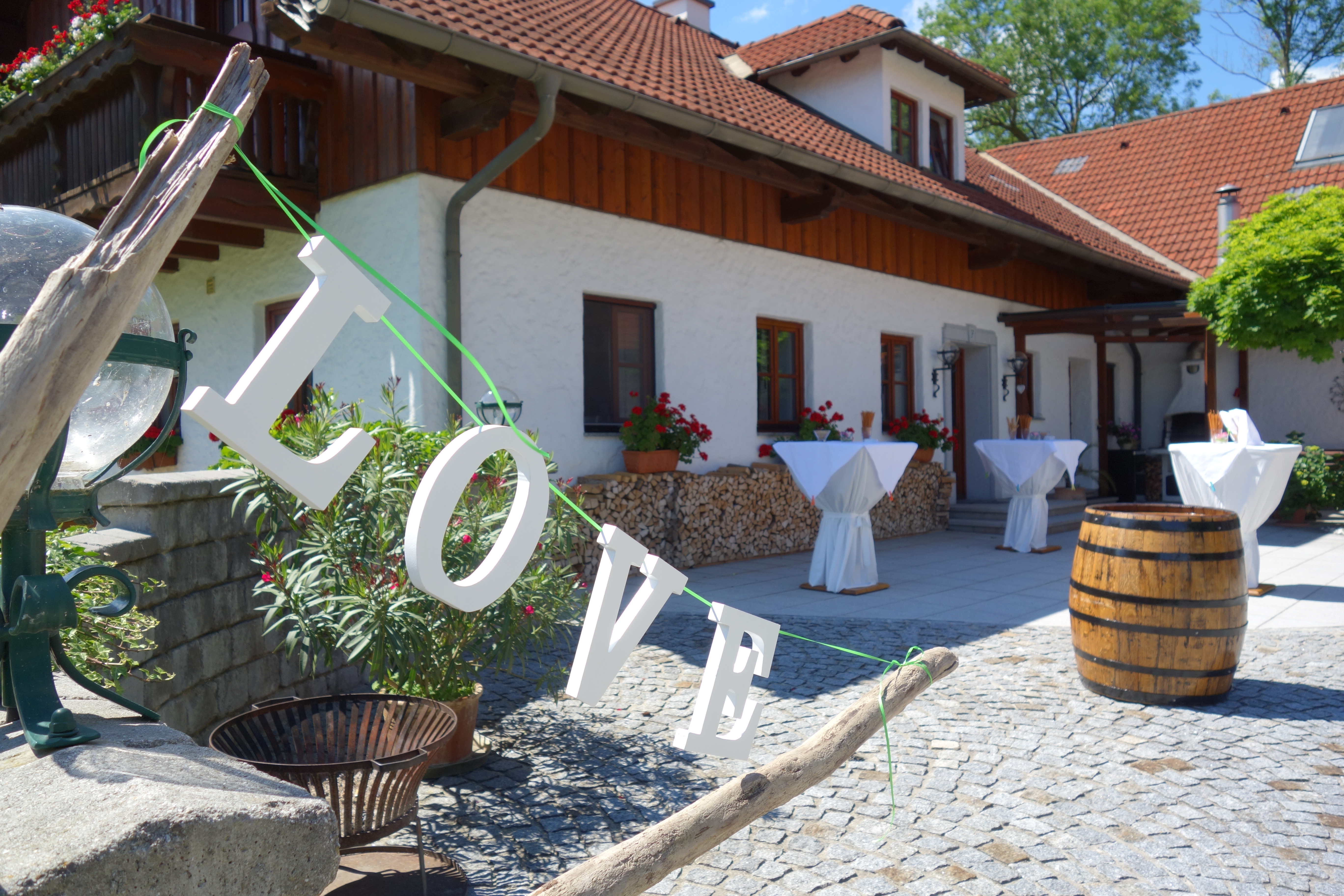 Hochzeit: Der Innenhof am Kienbauerhof bietet die ausgezeichnete Gelegenheit  für den Apperetif oder die Agape nach der Zeremonie unter dem idyllisch gelegenem Nussbaumplatzerl. Ebenso steht der über Jahre liebevoll neu gestaltete Außenbereich rund um den Kienbauerhof für frisch vermählte Brautpaare als idealer Fotoshootings-platz zur Verfügung.

​ - Kienbauerhof