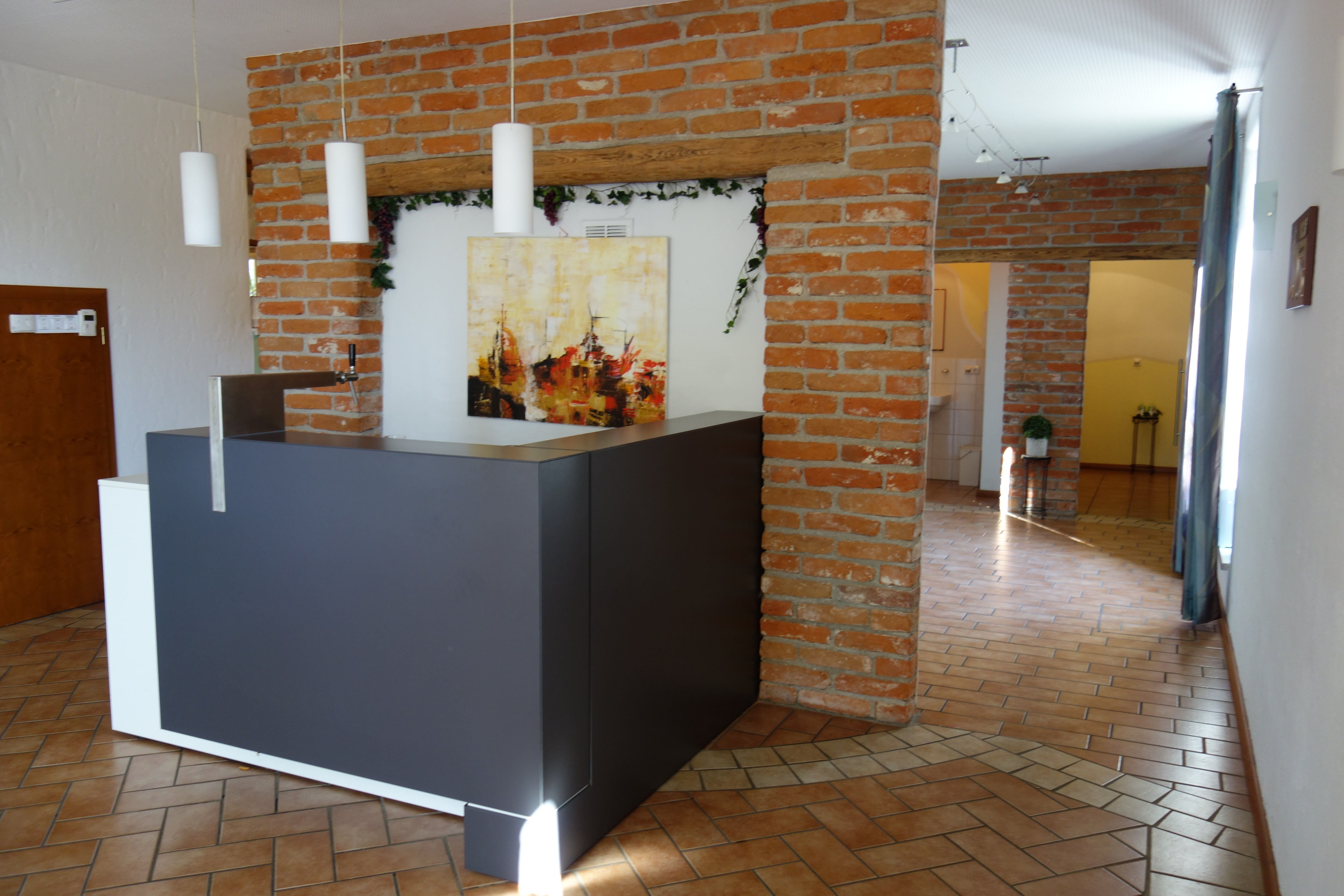 Hochzeit: kleine Bar im Partyraum, die sich ideal zum Brautstehlen eignet - Kienbauerhof