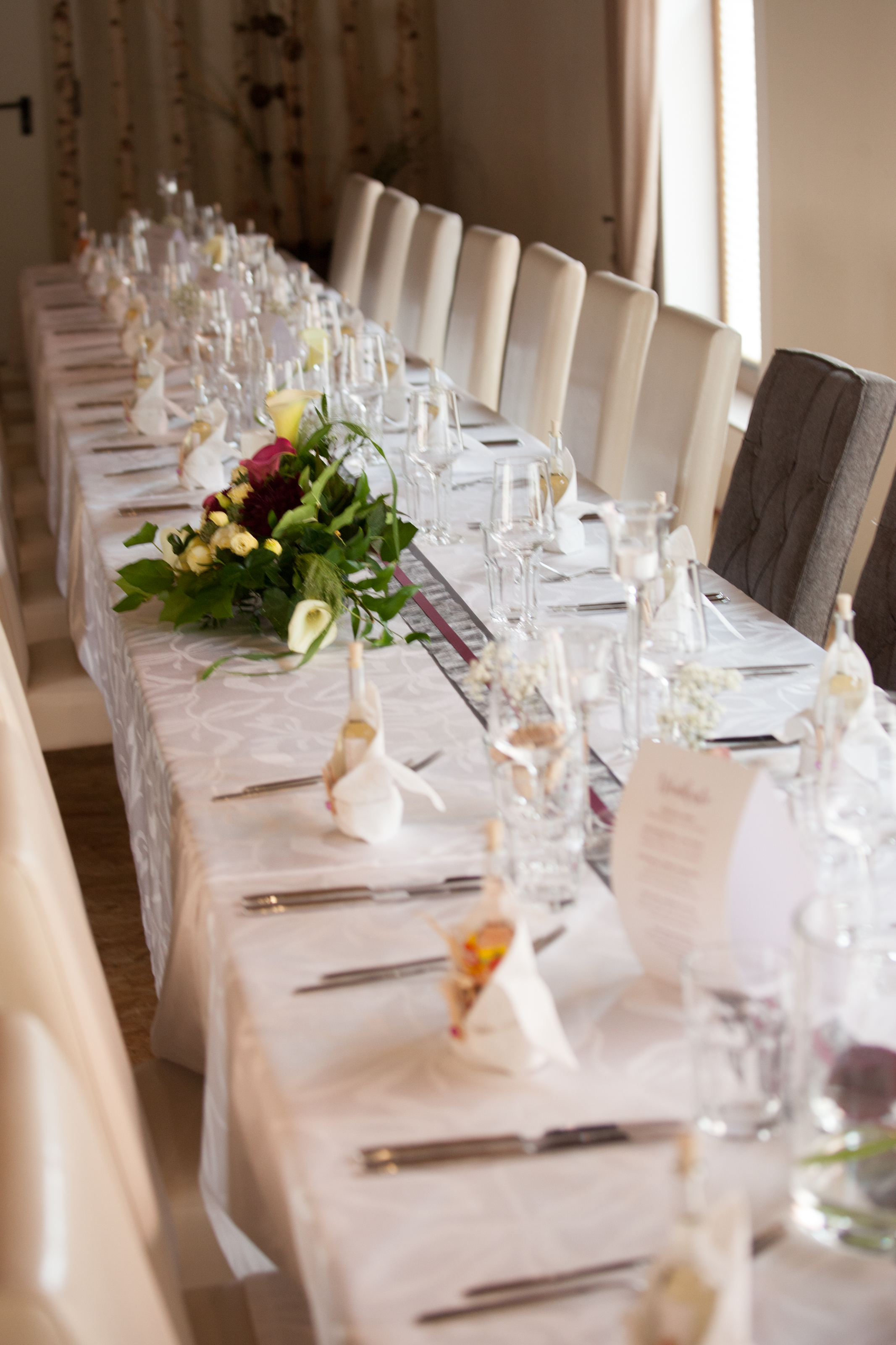 Hochzeit: festlich gedeckter Brauttisch - Kienbauerhof