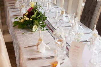 Hochzeit: festlich gedeckter Brauttisch - Kienbauerhof
