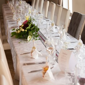 Hochzeit: festlich gedeckter Brauttisch - Kienbauerhof