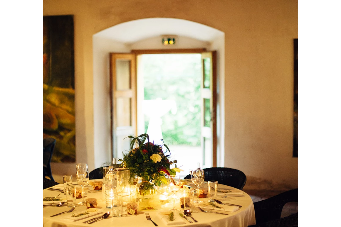 Hochzeit: Ein Blick nach draußen.
Foto © www.kalinkaphoto.at - Schüttkasten von Primmersdorf