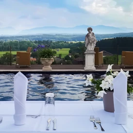 Hochzeit: Dinner direkt am Pool mit Gebirgspanorama - CP Location - Gut Ammerhof