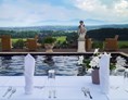 Hochzeit: Dinner direkt am Pool mit Gebirgspanorama - CP Location - Gut Ammerhof