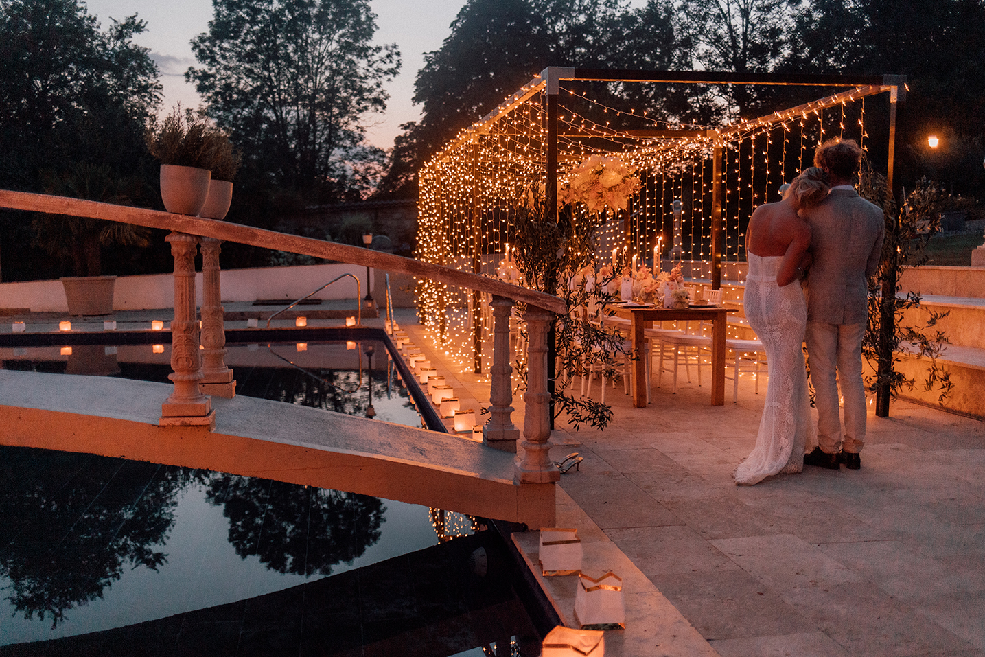Hochzeit: Hochzeitspaar vor Lichterdeko - CP Location - Gut Ammerhof