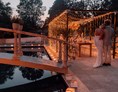 Hochzeit: Hochzeitspaar vor Lichterdeko - CP Location - Gut Ammerhof