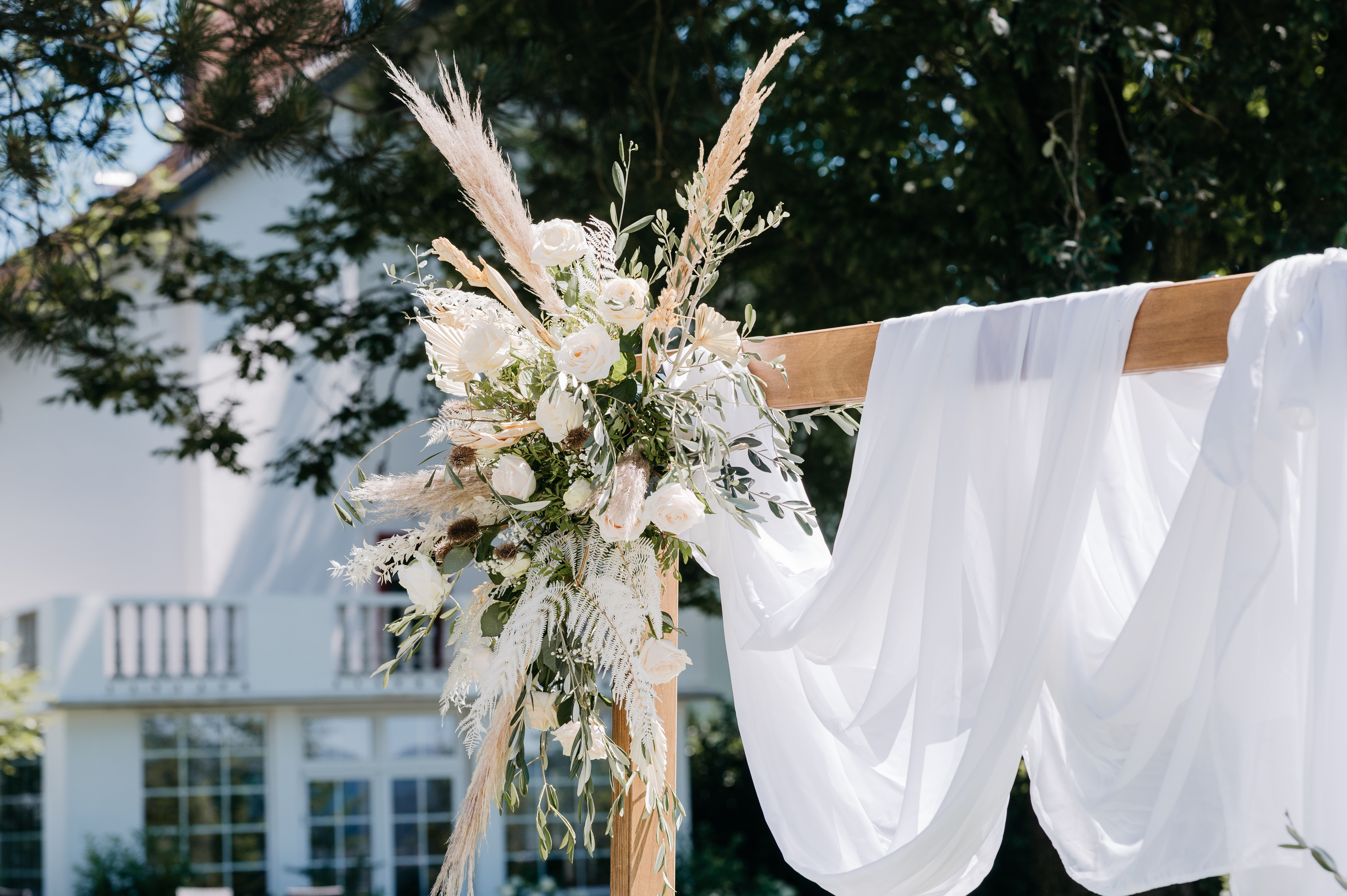 Hochzeit: Blumendeko für freie Trauung - CP Location - Gut Ammerhof