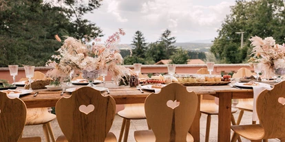 Hochzeit - Frühlingshochzeit - Ettal - Terrasse der Hochzeitvilla - CP Location - Gut Ammerhof