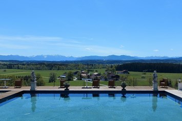 Hochzeit: Pool mit atemberaubenden Panoramablick - CP Location - Gut Ammerhof