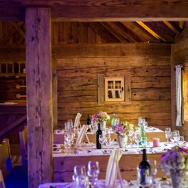 Hochzeit: Rustikale Optik trifft auf gehobenen Service und vielfältige Kulinarik durch nationale und internationale Caterer. - Laimeralm
