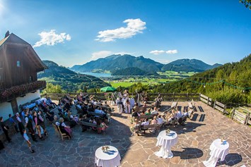 Hochzeit: Die Panorama-Terrasse mit Blick über den Wolfgangsee. - Laimeralm