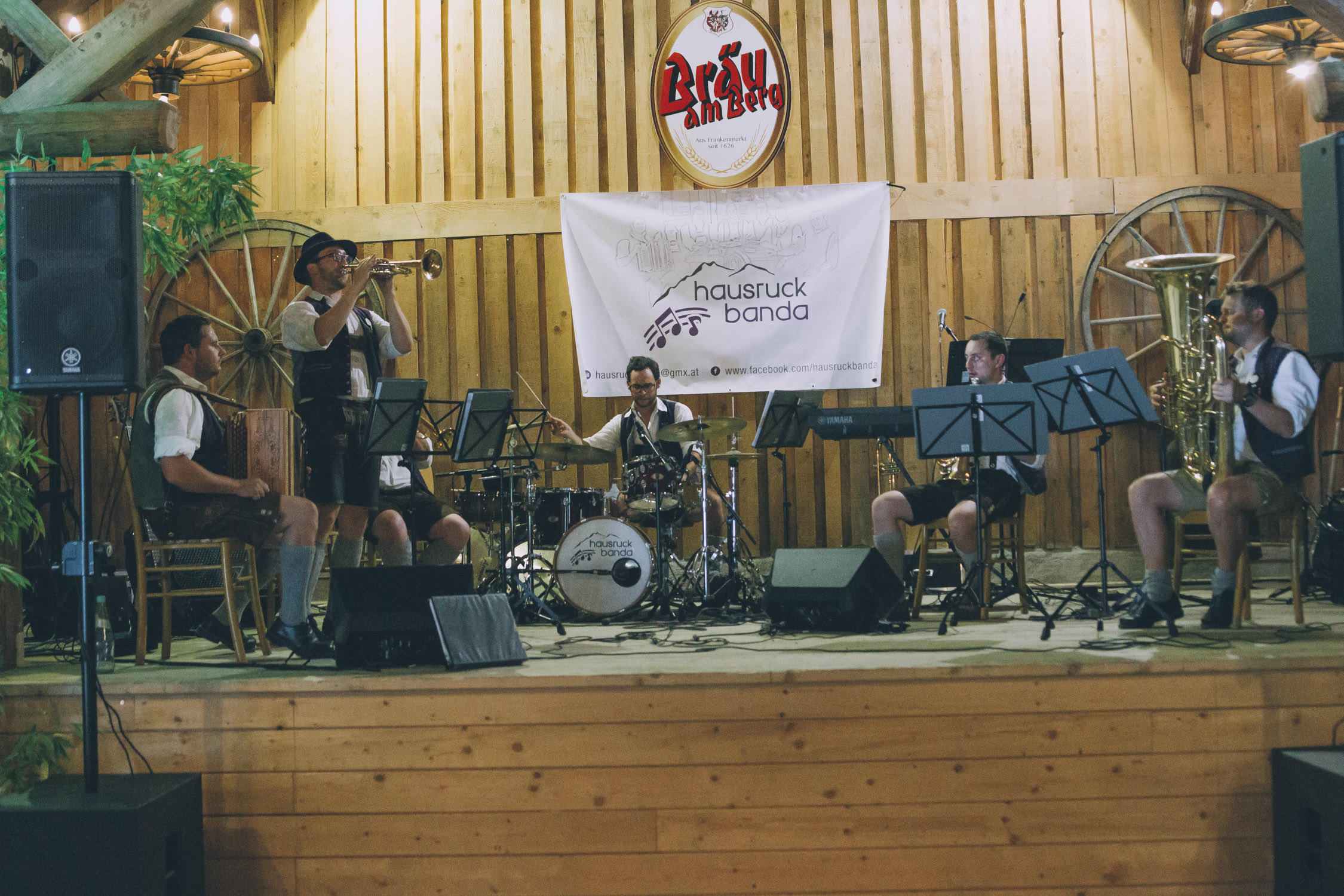 Hochzeit: Der Stadl bietet mit einer Bühne Platz für die Musi. - Schloss Stauff