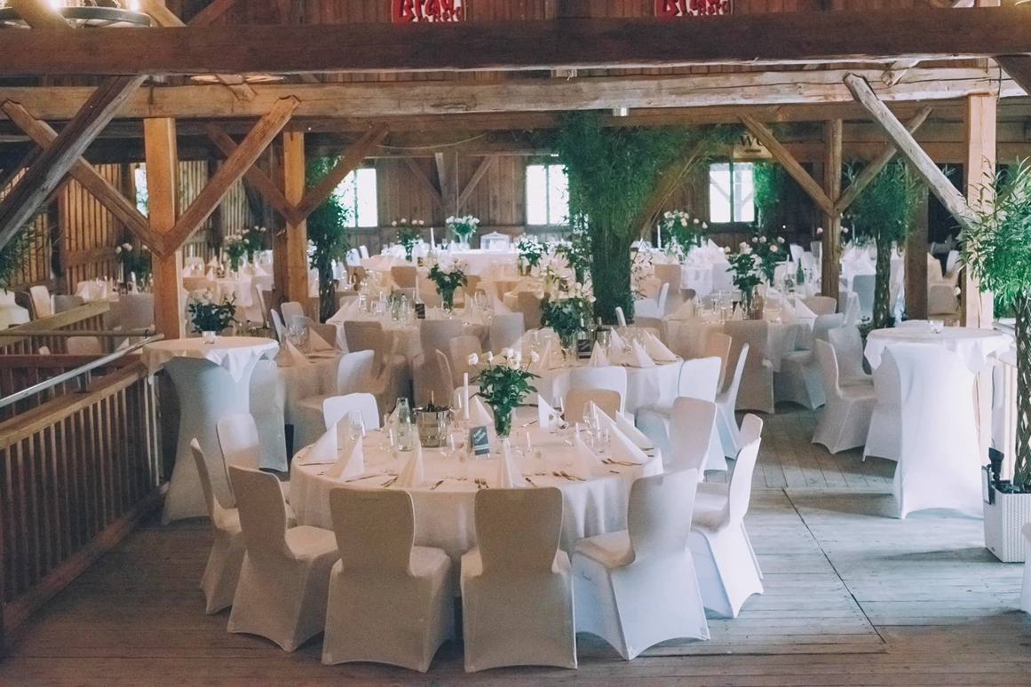 Hochzeit: Der Feststadl vom Schloss Stauff für eure Hochzeit. - Schloss Stauff