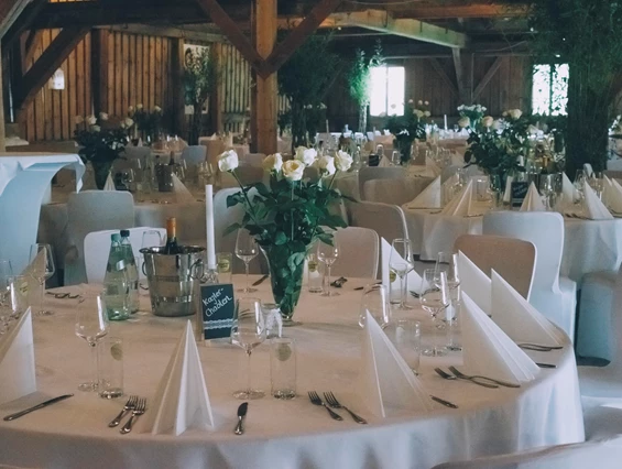 Hochzeit: Der Feststadl vom Schloss Stauff für eure Hochzeit. - Schloss Stauff