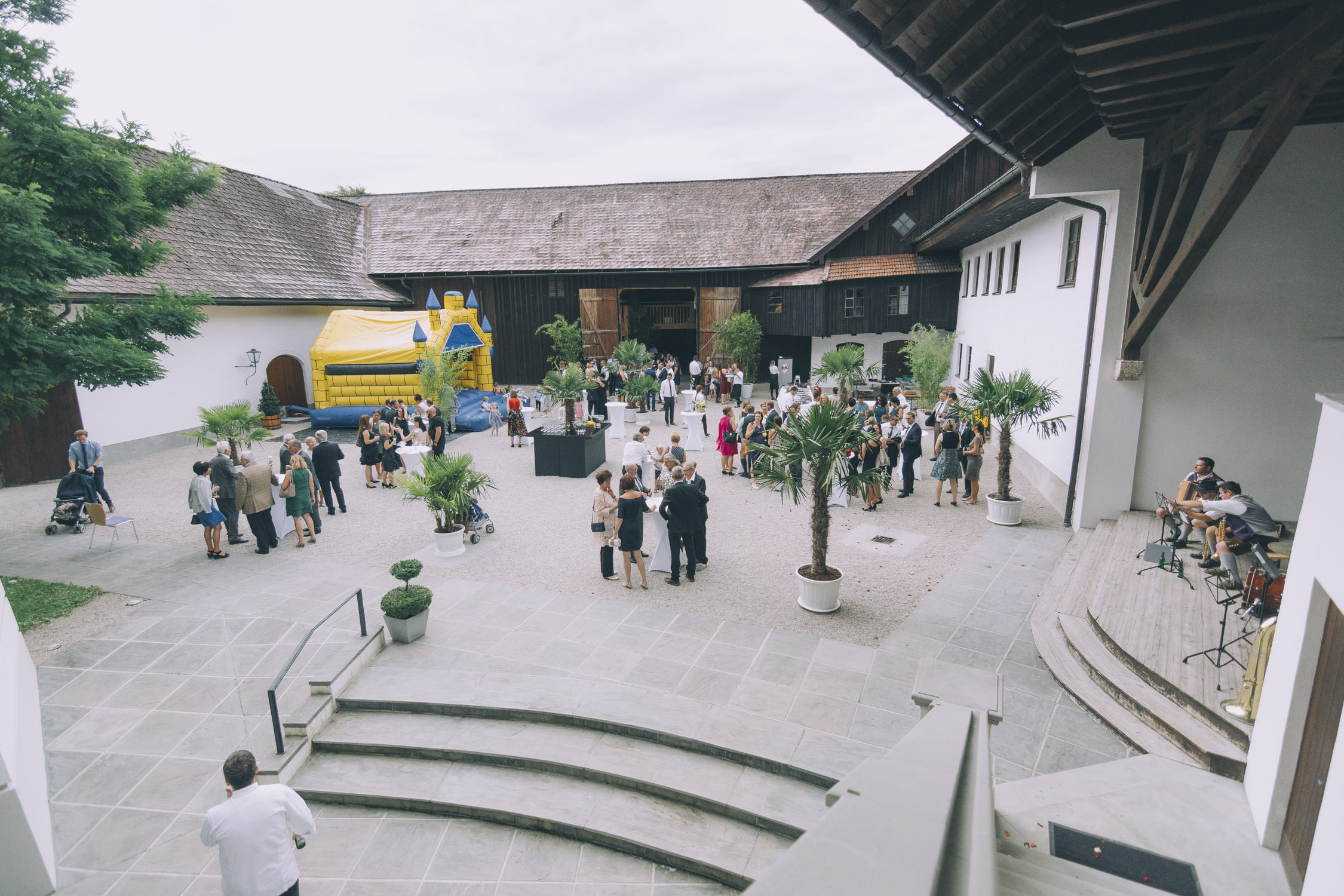 Hochzeit: Im Innenhof des Schloss Stauff finden alle Hochzeitsgäste Platz. Ob mit Hüpfburg für die kleinen Gäste oder die Hochzeitsmusi für die entsprechende Hintergrundmusik. - Schloss Stauff