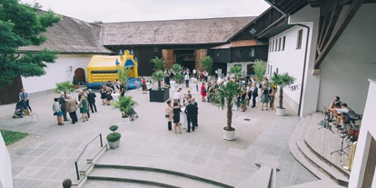 Matrimonio - Mondsee - Im Innenhof des Schloss Stauff finden alle Hochzeitsgäste Platz. Ob mit Hüpfburg für die kleinen Gäste oder die Hochzeitsmusi für die entsprechende Hintergrundmusik. - Schloss Stauff