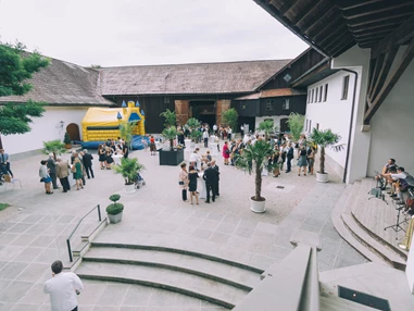Hochzeit: Im Innenhof des Schloss Stauff finden alle Hochzeitsgäste Platz. Ob mit Hüpfburg für die kleinen Gäste oder die Hochzeitsmusi für die entsprechende Hintergrundmusik. - Schloss Stauff