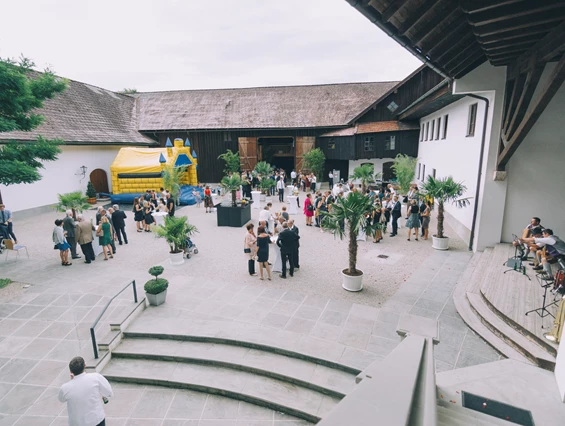 Hochzeit: Im Innenhof des Schloss Stauff finden alle Hochzeitsgäste Platz. Ob mit Hüpfburg für die kleinen Gäste oder die Hochzeitsmusi für die entsprechende Hintergrundmusik. - Schloss Stauff