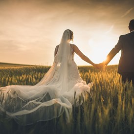 Hochzeit: Fotoshooting am hofeigenen Landwirtschaftlichen-Feld - Stadlerhof Wilhering