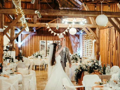 Wedding - Neufelden - Das Traumpaar tanzt im Feststadel - Stadlerhof Wilhering