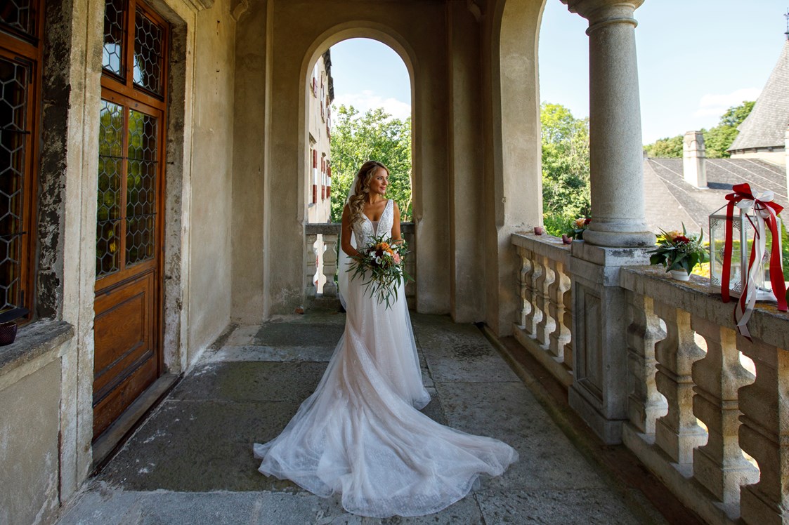 Hochzeit: Braut auf dem Balkon Schloss Ottenstein - Schloss Ottenstein