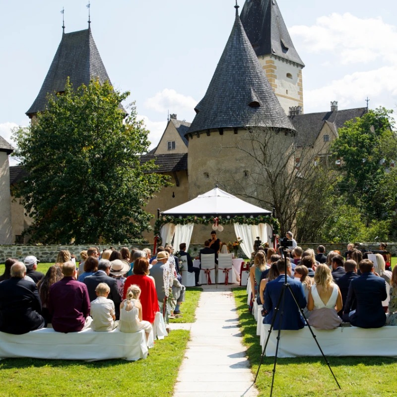 Hochzeitslocation: Hochzeit im historischen Turnierhof von Schloss Ottenstein - Schloss Ottenstein