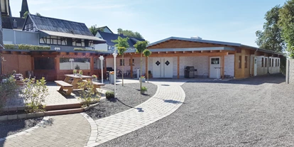 Hochzeit - Schmallenberg - Feiern Sie, Ihre Hochzeit in niveauvollem Ambiente mit rustikalen Charme. Unsere Tenne lässt keine Wünsche offen. 
Über einen großzügigen, abgetrennten Eingangsbereich, der zugleich als Raucherlounge dient, betreten Sie die Tenne mit separatem Buffet-Raum, schöner Theke, Bühnenareal für Ihre Live-Band sowie der Tanzfläche. Kombiniert mit modernster Technik samt Klima- und Lüftungsanlage sorgt das Ambiente für unvergessliche Stunden, und das bei jedem Wetter.
Die attraktive Raumgestaltung mit Echtholz-Eichendielenboden sowie fünf Meter großen beleuchteten Bäumen und vielen anderen charmanten Details, machen diese Location einzigartig in unserer Region. 
Lassen Sie sich begeistern.
 - PüttmannsHof